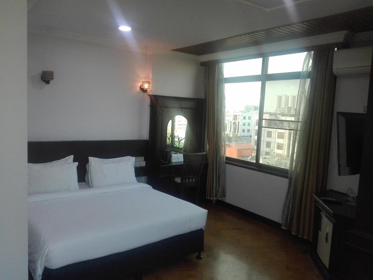 Hotel Queen Mandalay Room photo